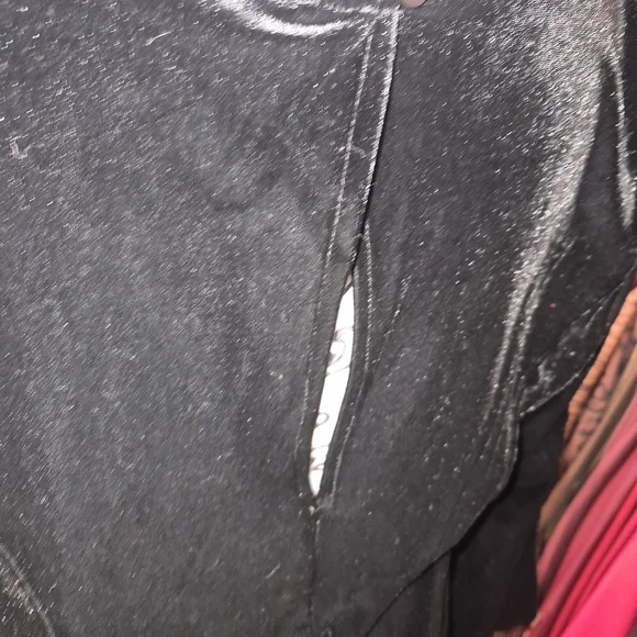 Elegant Black Dress with Lace Details - Picture 8 of 9